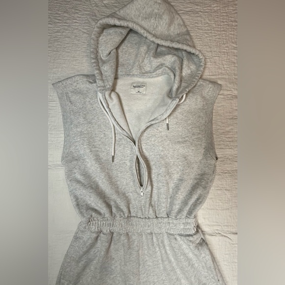 Abercrombie & Fitch Light Heather Gray Hooded Romper - Picture 3 of 6